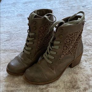 Roxy boots